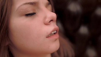 Și-a Pus Mâna în Păsărică și A Avut Un Orgasm După O Frecare