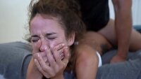 În cameră, ea îl dezbracă rapid și îi admiră penisul mare
